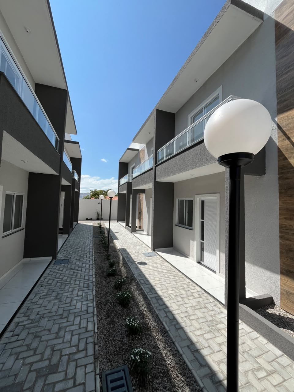 Casa Duplex em Condomínio Fechado — Monguba